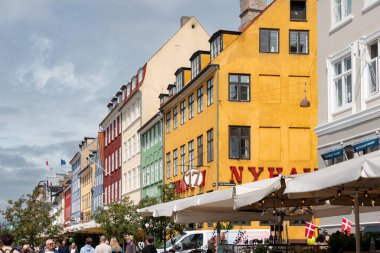 Kopenhag, Danimarka - 16 Temmuz 2025 Nyhavn rıhtım tarihi kanalı geleneksel renkli binalarla çevrili
