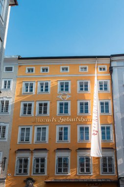 Salzburg, Avusturya - 11 Haziran 2025: Mozart Geburtshaus doğum yeri ünlü yer Salzburg 'un dışındaki parlak sarı renkli bina