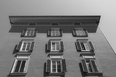 Güneşli bir günde, Salzburg, Avusturya 'da panjurlu geleneksel bina, siyah beyaz klasik Avrupa mimarisini sergiliyor.