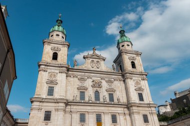 Salzburg, Avusturya - 11 Haziran 2025: Barok tarzı dış görünüşte Salzburg Katedrali