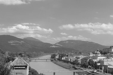 Salzburg, Avusturya - 11 Haziran 2025: Salzach nehri ve Salzburg kentini her iki nehir tarafından siyah beyaz olarak bağlayan köprülerin görüntüsü
