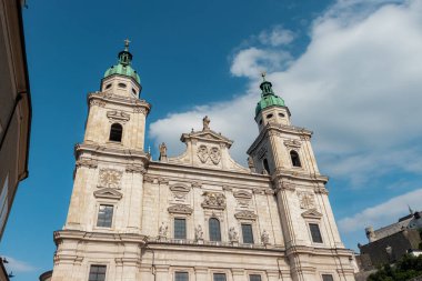 Salzburg, Avusturya - 11 Haziran 2025: Barok tarzı dış görünüşte Salzburg Katedrali