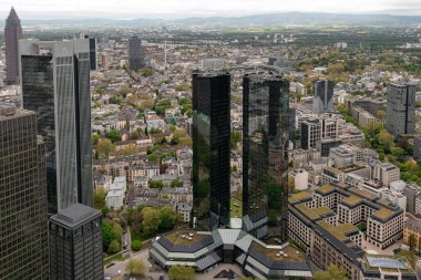 Frankfurt, Almanya - 18 Nisan 2025: Deutsche Bank Twin Towers gökdeleni dış kompleks hava sahası bölge manzarası