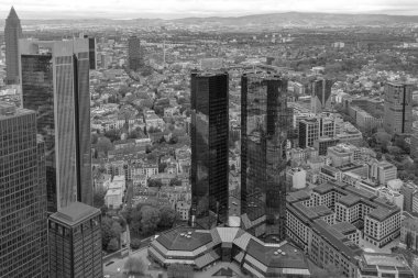 Frankfurt, Almanya - 18 Nisan 2025: Deutsche Bank Twin Towers gökdeleni dış kompleks hava sahası bölge şehri siyah-beyaz görünüm