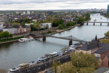 Frankfurt, Almanya - 18 Nisan 2025: Frankfurt Nehri üzerindeki hava bakış açısı