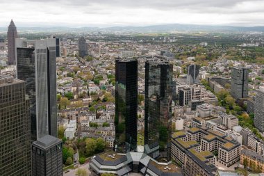 Frankfurt, Almanya - 18 Nisan 2025: Deutsche Bank Twin Towers gökdeleni dış kompleks hava sahası bölge manzarası