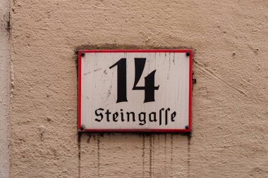 Salzburg, Avusturya - 11 Haziran 2025: Steingasse Caddesi, Salzburg 'un Neustadt tarafında 14 numaralı seramik fayans