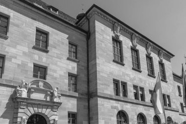 Nuremberg, Almanya - 2 Mayıs 2025: Anma Nuremberg Mahkemeleri (Adalet Sarayı) mahkeme salonu müzesi girişi