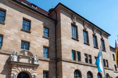 Nuremberg, Almanya - 2 Mayıs 2025: Anma Nuremberg Davaları (Adalet Sarayı) Müze Binası girişi