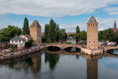 Strasbourg, Fransa - 9 Temmuz 2025: Ponts Couverts, Strasbourg 'daki River III' te üç köprü ve dört kuleden oluşan bir set