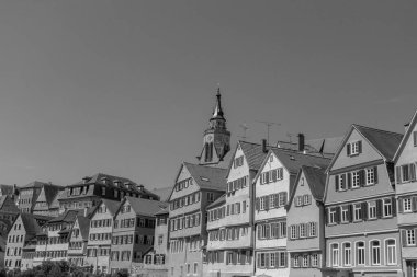 Tubingen, Almanya - 10 Mayıs 2025: Neckar Rio Grande rıhtım binaları siyah beyaz manzara