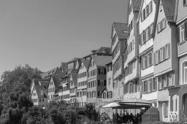 Tubingen, Almanya - 10 Mayıs 2025: Neckar Rio Grande rıhtım binaları siyah beyaz manzara