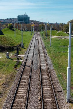Stuttgart, Germany- 8 Nisan 2025: Almanya 'nın ulusal demiryolu şirketi Deutsche Bahn tarafından kullanılan tren raylarının üst görüntüsü. Kentsel ulaşım ağı ve altyapı kavramı