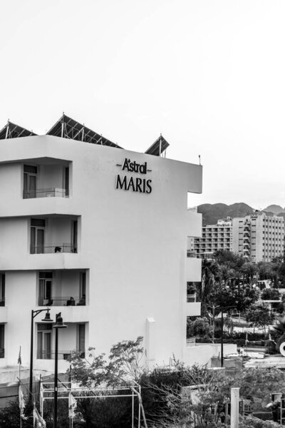 Эйлат, Израиль - 10 мая 2025 года: Отель "Астрал Марис" в центре Эйлата на набережной Красного моря, черно-белый