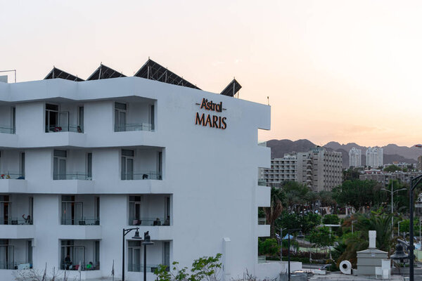 Эйлат, Израиль - 10 мая 2025 года: Астральный отель "Марис" в центре Эйлата на набережной Красного моря во время заката