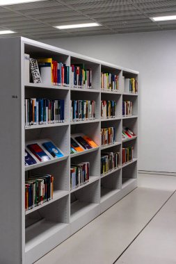 Stuttgart, Almanya - 8 Nisan 2025: Stuttgart halk kütüphanesinin iç temiz modern tasarımı (Stadtbibliothek Stuttgart)