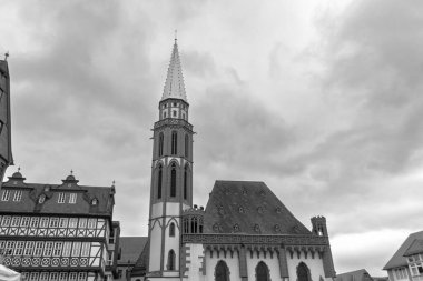 Frankfurt, Almanya - 18 Nisan 2025: Eski Aziz Nikolaikirche Kilisesi (Alte Nikolaikirche), Roma belediye binası yakınlarındaki tarihi eski bir Lutheran kilisesi.