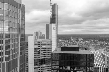 Frankfurt, Almanya - 18 Nisan 2025: Commerzbank Kulesi, Frankfurt 'un en yüksek gökdeleni, Frankfurt' un en önemli simgelerinden biri ve Commerzbank 'ın merkezi olarak hizmet vermektedir.