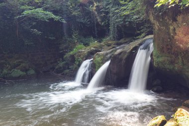 Schiessentmpel Şelalesi 'nin suyu Lüksemburg' un Küçük İsviçre bölgesinin Mullerthal bölgesinde akıyor.