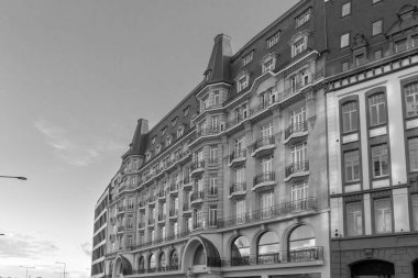 Lüksemburg Şehri, Lüksemburg - 27 Haziran 2025: Lüksemburg Marriott Hotel Alfa Lüksemburg ana tren istasyonu yakınlarındaki şık seyahat yeri