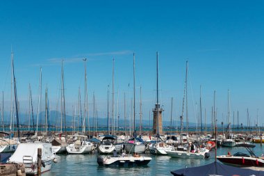 Desenzano del Garda, Italya- 5 Ağustos 2025: Desenzano liman limanındaki deniz feneri