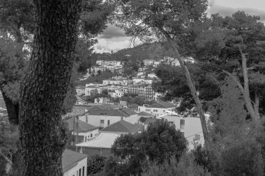 Pylos, Yunanistan - 3 Ekim 2025: Messenia 'daki Pylos kıyı şehri, Moreloponese' nin siyah beyaz manzarası