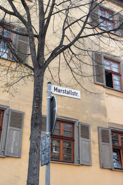 Ludwigsburg, Almanya... 12 Nisan 2025, Ludwigsburg 'daki Marstallstrasse AVM' ye giden yol.