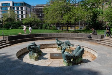 Frankfurt, Almanya - 19 Nisan 2025: Marshall-Brunnen Frankfurt şehir merkezinde etkin olmayan bronz bir çeşme