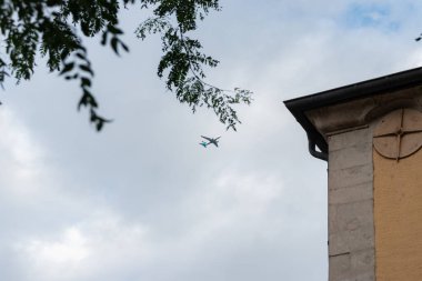 Lüksemburg Şehri, Lüksemburg - 27 Haziran 2025: Lüksemburg Havalimanı 'ndan uçan bir bayrak taşıyıcısı