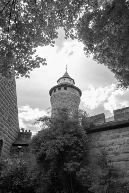 Nuremburg, Almanya - 2 Mayıs 2025: Sinwell Kulesi, Nuremberg Şatosu 'nda (İmparatorluk Şatosu) tarihi bir yuvarlak kule