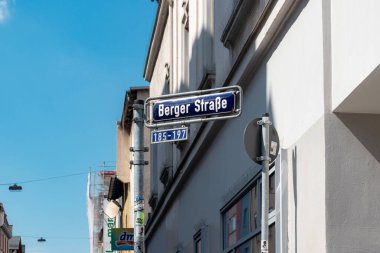 Frankfurt, Almanya... 20 Nisan 2025, Frankfurt şehir merkezindeki alışveriş caddesinin Berger Caddesi tabelası.