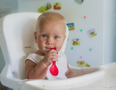 Şirin bebek çocuk sandalyesi mutfak bir kaşık ile
