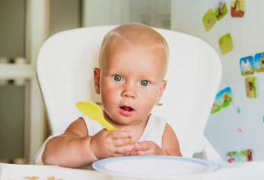 Bir kaşık mutfak yüksek sandalye şirin bebek