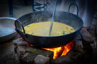 Bengali geleneksel yemek malzemesi büyük bir Pan 'da pişiyor.