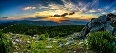 Stuning dağlar panorama akşam