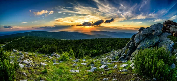 Stuning dağlar panorama akşam