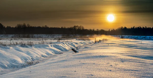 Karla kaplı, donmuş tarlalar ve çayırlar, doğu Polonya, güzellik.