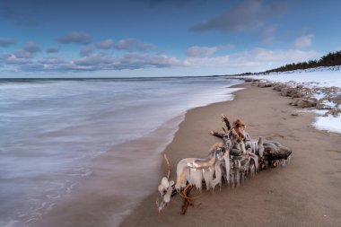 Güzel kış manzarayı insansız, panoramasız, Sobisiz görüyor.