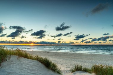 Güzel manzara manzarası, Baltık 'a yakın kum tepeciği, Yavaş