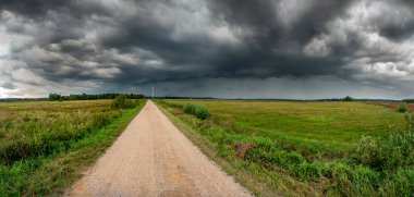 Bir sahanın üzerinde dramatik bir raf bulutu, yatay bulut fo