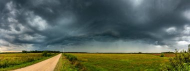 Bir sahanın üzerinde dramatik bir raf bulutu, yatay bulut fo