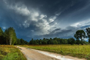 Bir alanın üzerindeki bulut dramatik görünümü, yatay bulut oluşumu