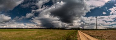Bir sahanın üzerinde dramatik bir raf bulutu, yatay bulut fo