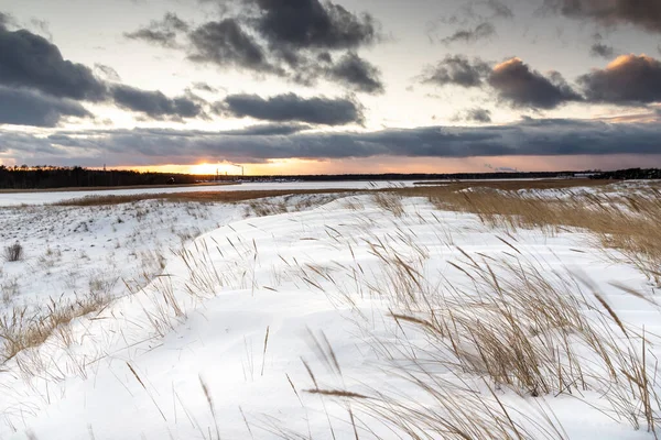 Güzel kış manzarayı insansız, panoramasız, Sobisiz görüyor.