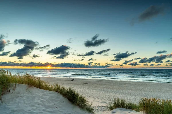 Güzel manzara manzarası, Baltık 'a yakın kum tepeciği, Yavaş