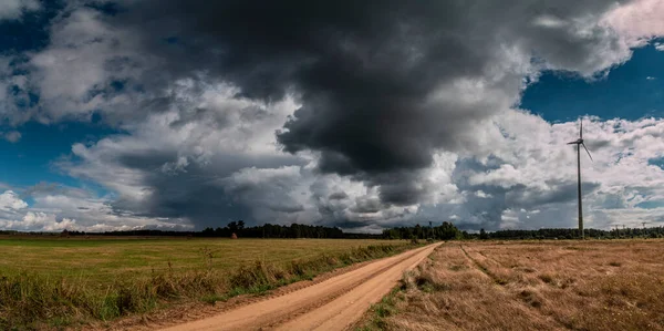 フィールド上の棚雲の劇的なビュー 水平方向の雲の情報 — ストック写真