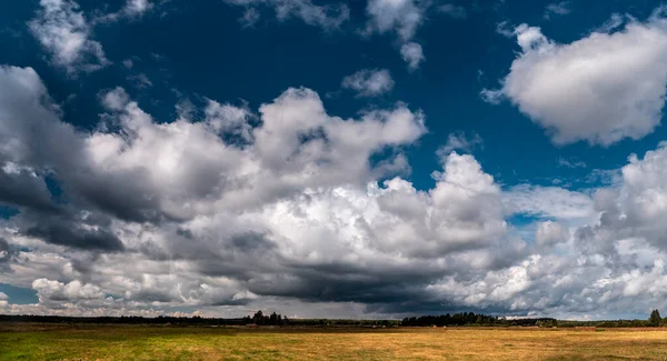 Dramatische Weergave Van Een Wolk Een Veld Horizontale Wolkenformatio — Stockfoto