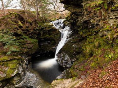 Büyüleyici doğal şelale, İskoçya, İskoçya
