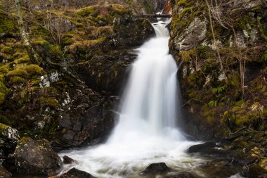 Büyüleyici doğal şelale, İskoçya, İskoçya