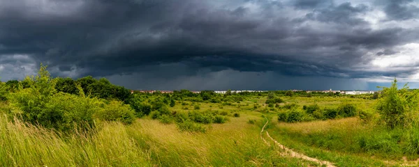 Dramatický Pohled Poličkový Mrak Nad Polem Horizontální Mrak — Stock fotografie